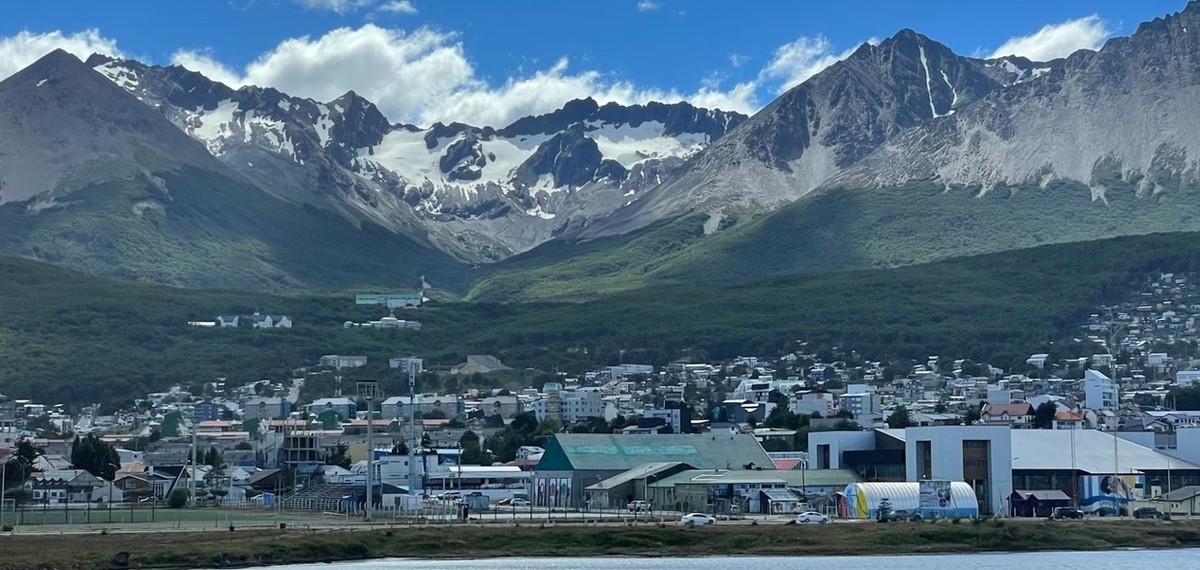 Feture image for Crossing the Antarctic Circle - Ushuaia Roundtrip Cruise